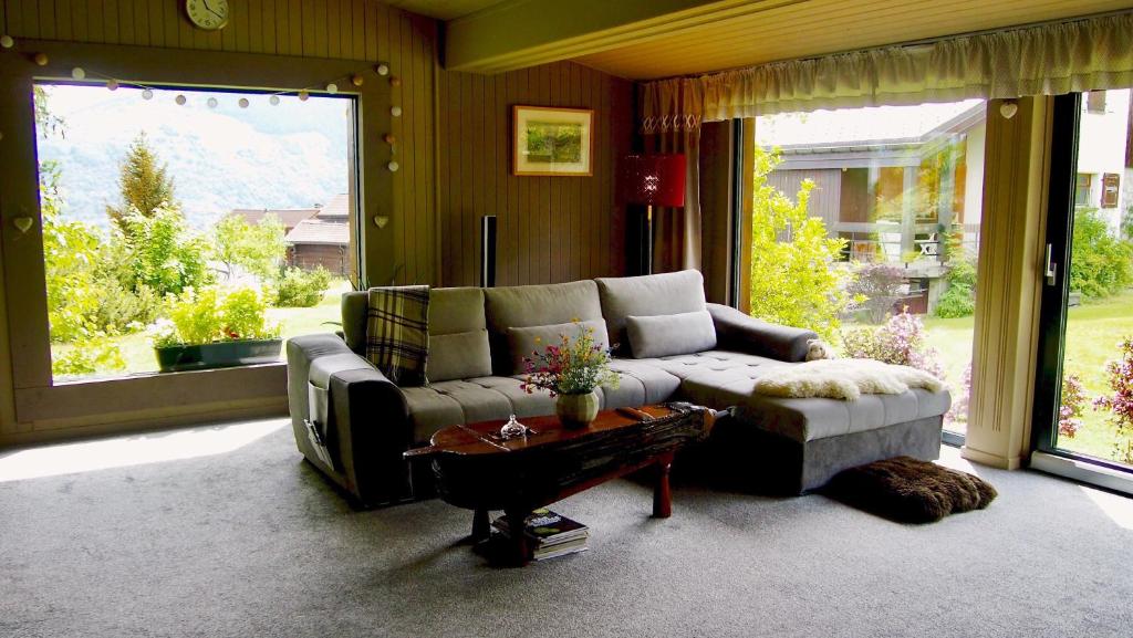 a living room with a couch and a table at Magnifique Maison près du centre in Nendaz