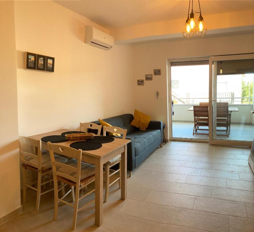 salon ze stołem i kanapą w obiekcie Apartman Medulin w Medulinie
