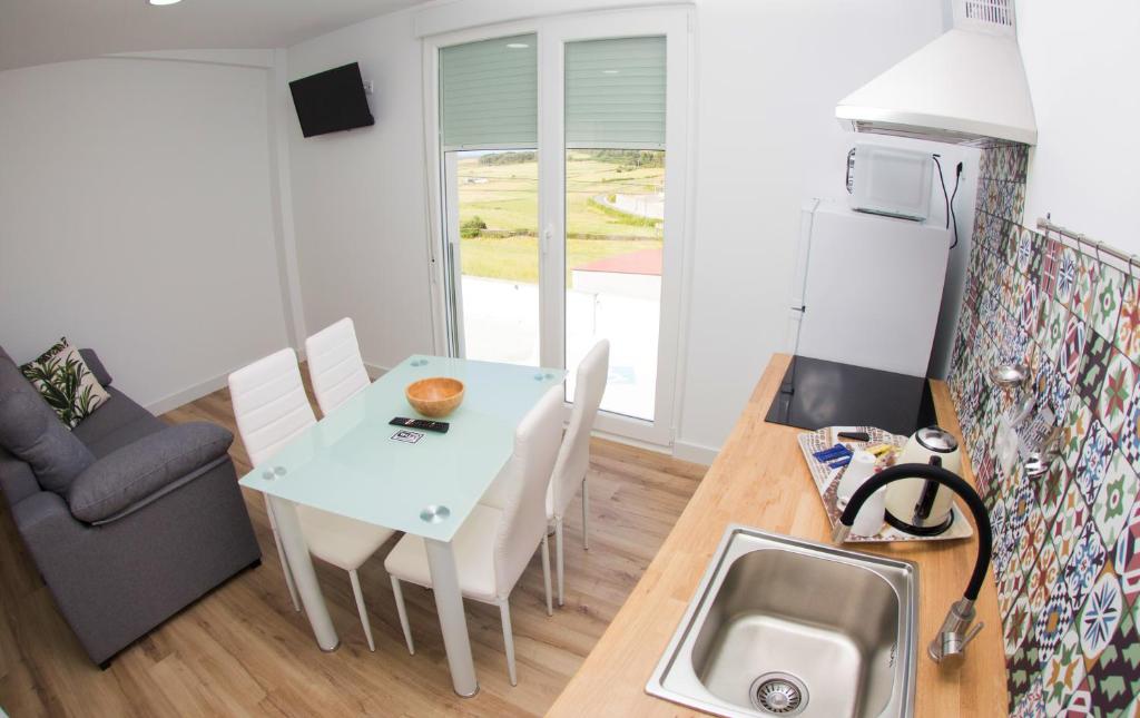 Kuchyň nebo kuchyňský kout v ubytování Hospedium Apartamentos Galitrips A Casa Da Reina