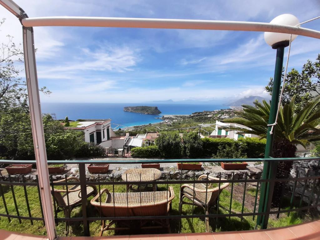 balcón con vistas al océano en Arcomagno Guest House, en San Nicola Arcella