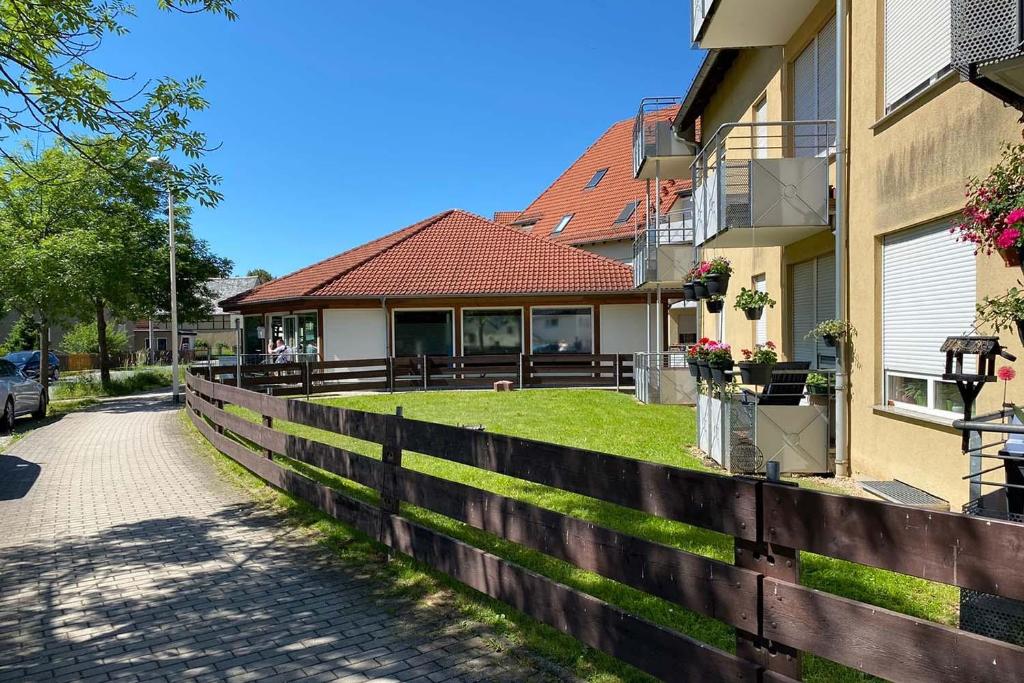 a fence in front of a house at 1 Zimmer Apartment mit Balkon in Glauchau