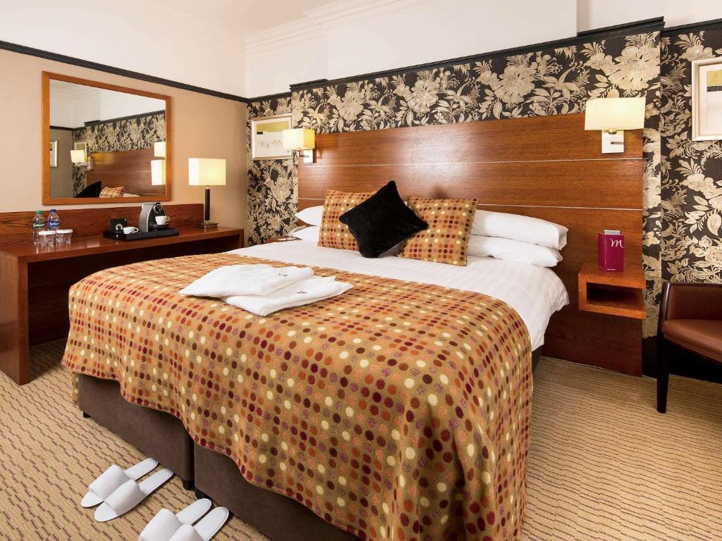 Postel nebo postele na pokoji v ubytování Mercure Hull Grange Park Hotel