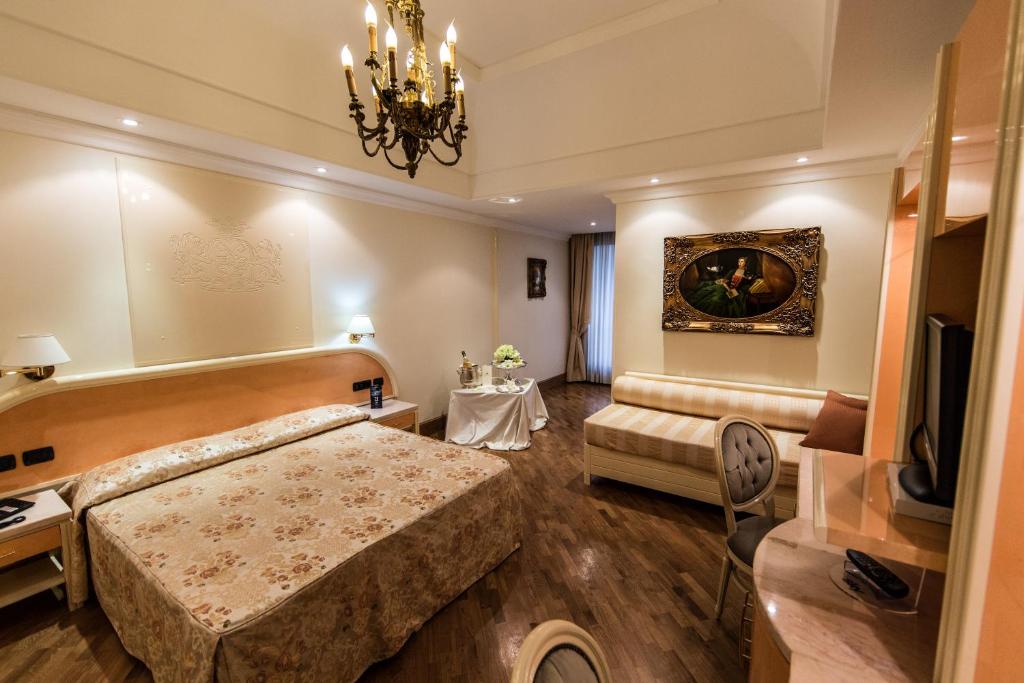 Postel nebo postele na pokoji v ubytování LH Hotel Domus Caesari