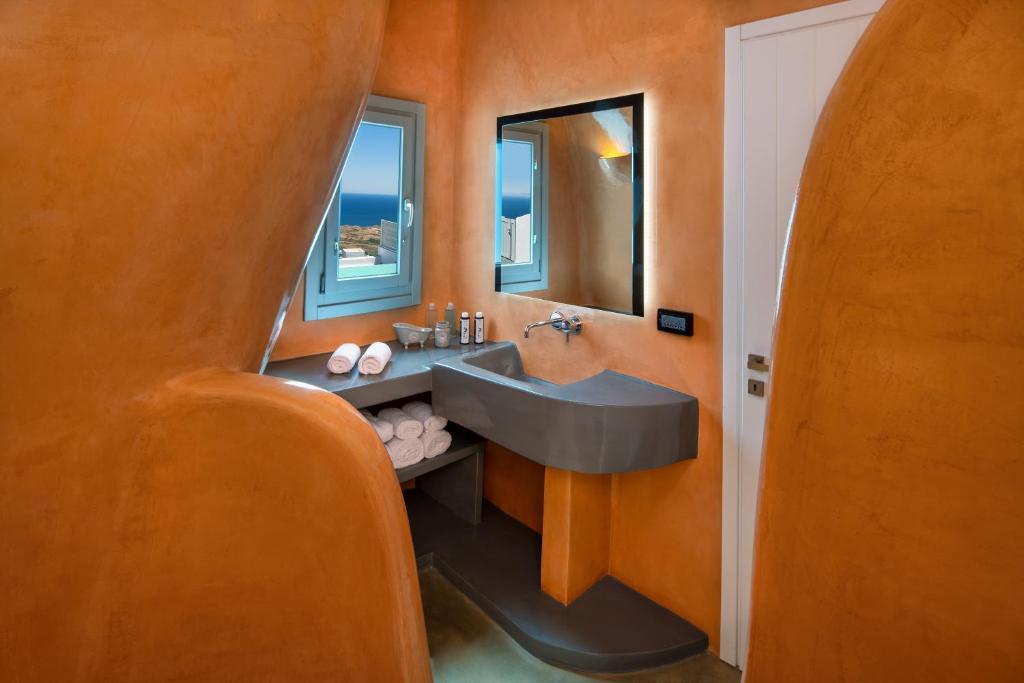 łazienka z umywalką i lustrem w obiekcie Siete Mares Luxury Suites w Imerovíglion