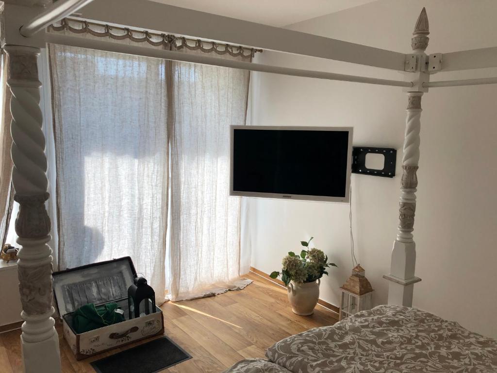 TV a/nebo společenská místnost v ubytování Poetic