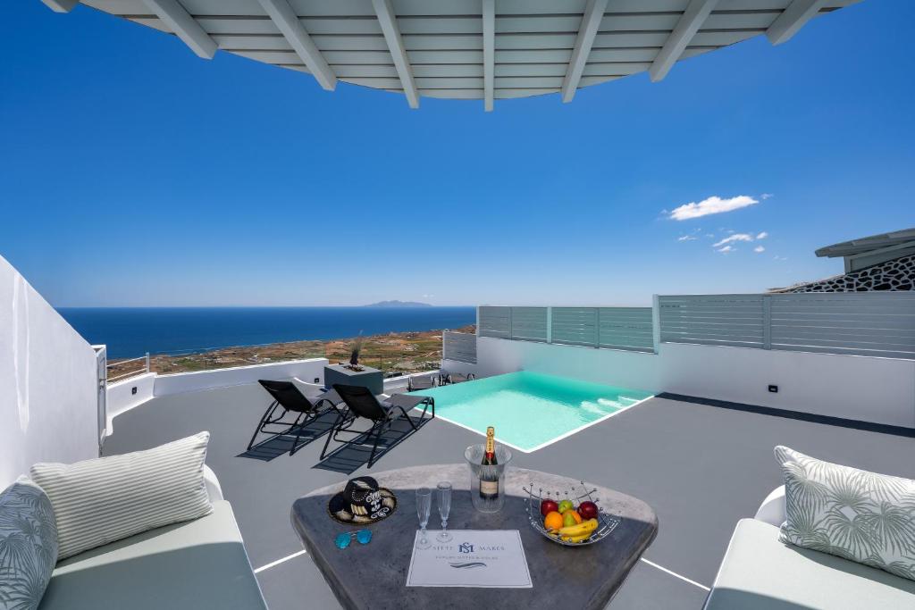 widok z balkonu domu z basenem w obiekcie Siete Mares Luxury Suites w Imerovíglion