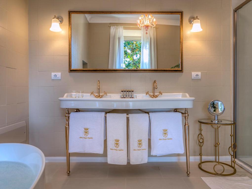 A bathroom at Palazzo Cavagna Sangiuliani
