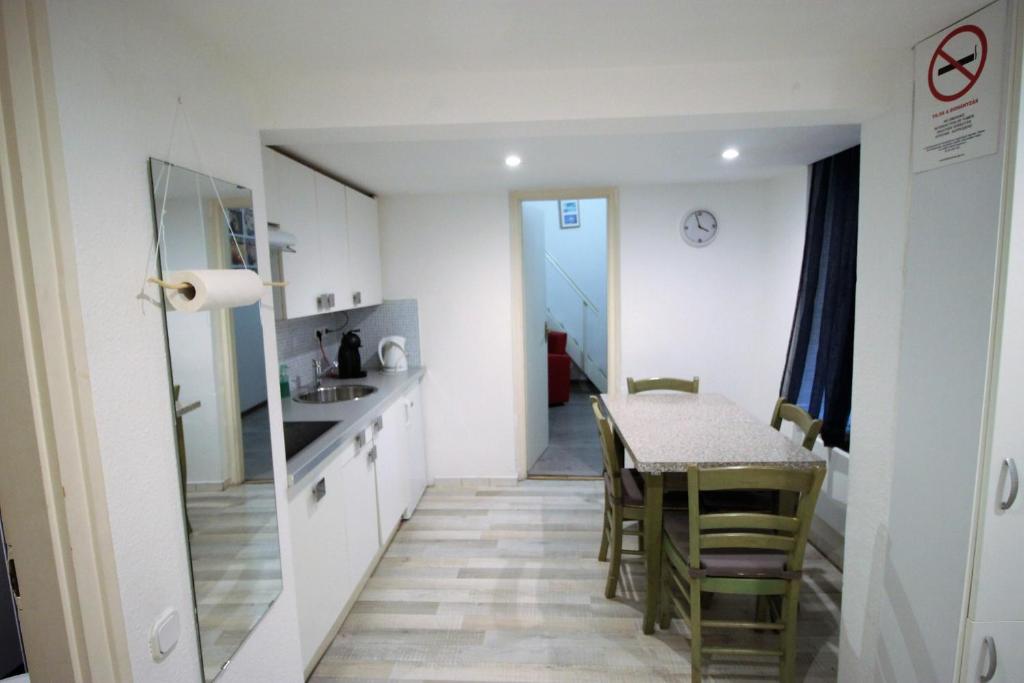 A kitchen or kitchenette at Budapest Easy Flat Opera