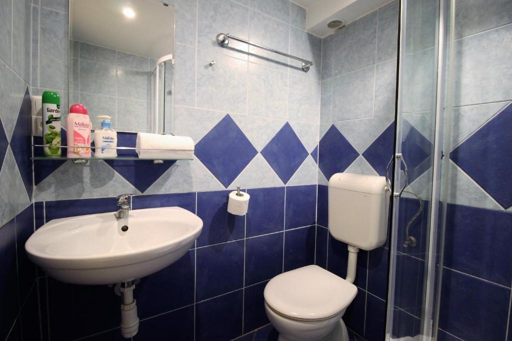 A bathroom at Budapest Easy Flat Opera