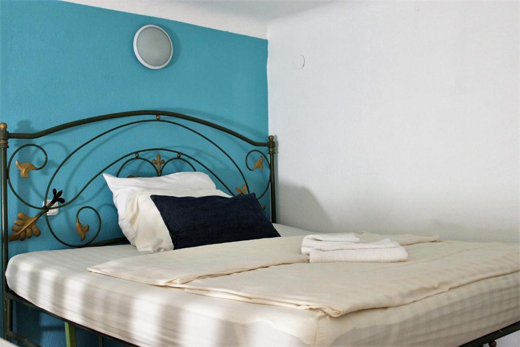 A bed or beds in a room at Budapest Easy Flat Opera