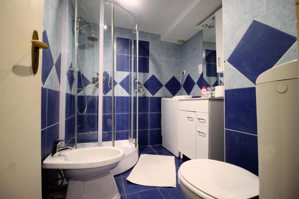 A bathroom at Budapest Easy Flat Opera