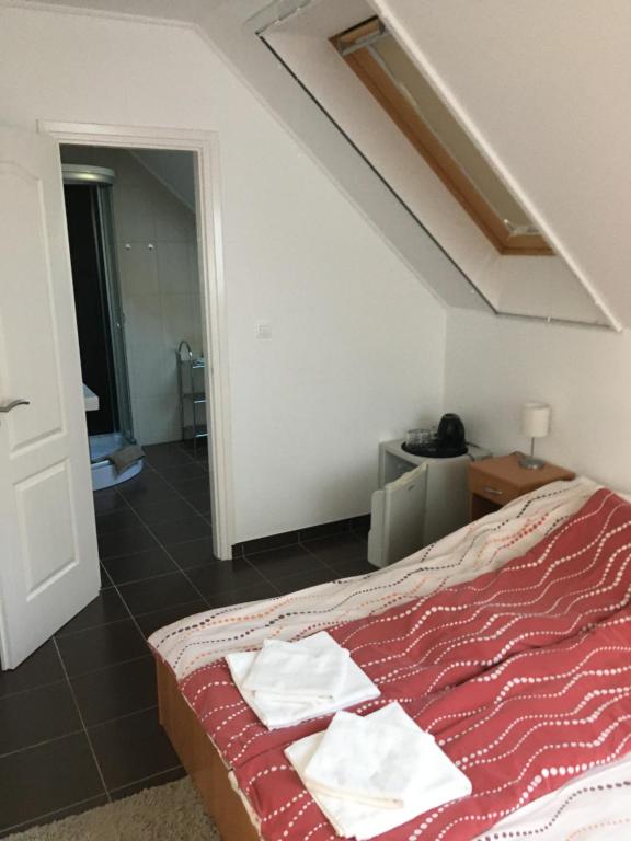 Postel nebo postele na pokoji v ubytování Bor-Vendégház