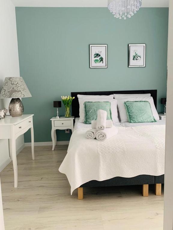 sypialnia z białym łóżkiem i białym biurkiem w obiekcie Apartament Walczaka 15 MIEJSCE PARKINGOWE w mieście Gorzów Wielkopolski