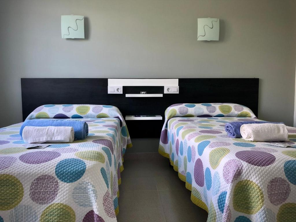 A bed or beds in a room at Dukes Habitaciones
