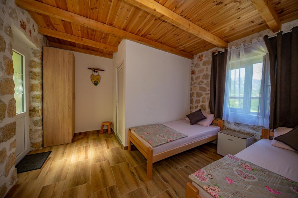 Letto o letti in una camera di Ethno house OSOBAK