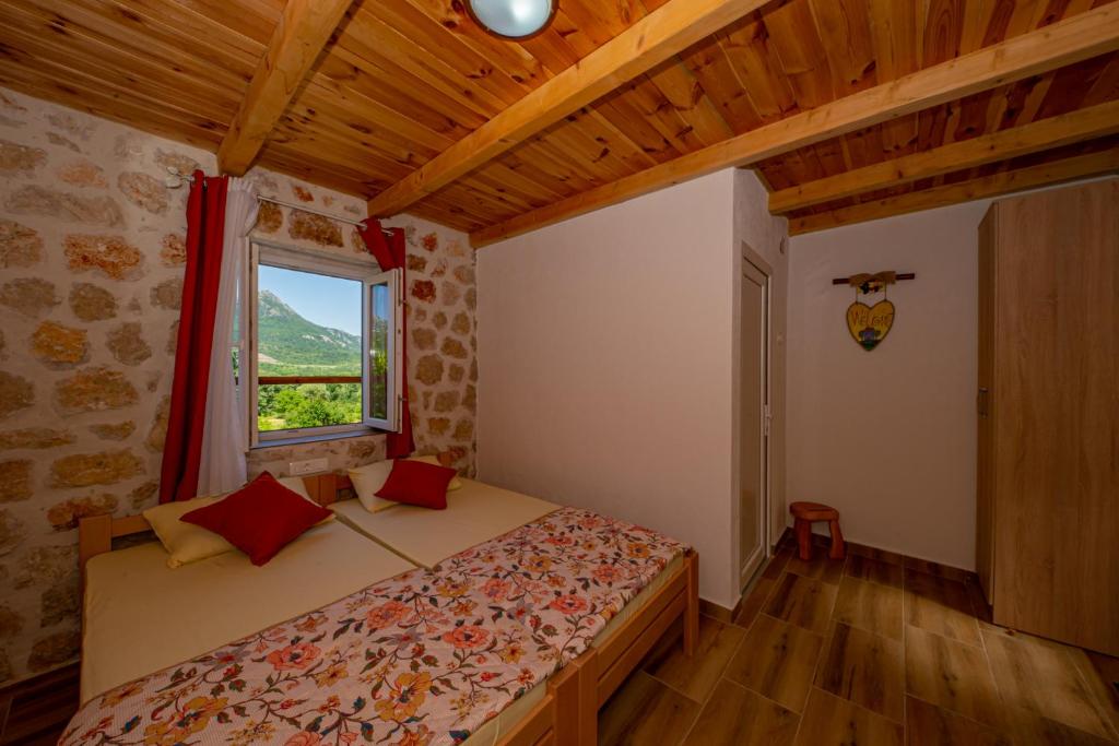 Letto o letti in una camera di Ethno house OSOBAK
