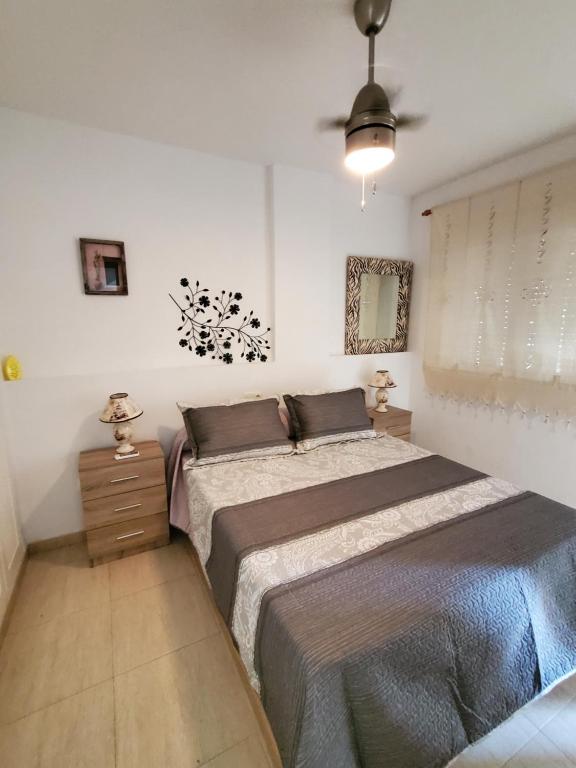 Posteľ alebo postele v izbe v ubytovaní LUJOSO ADOSADO de TRES HABITACIONES en VERA PLAYA A 200 METROS DEL MAR