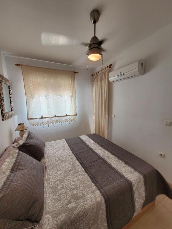 Posteľ alebo postele v izbe v ubytovaní LUJOSO ADOSADO de TRES HABITACIONES en VERA PLAYA A 200 METROS DEL MAR