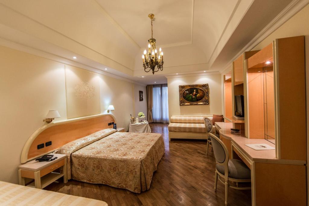 Postel nebo postele na pokoji v ubytování LH Hotel Domus Caesari