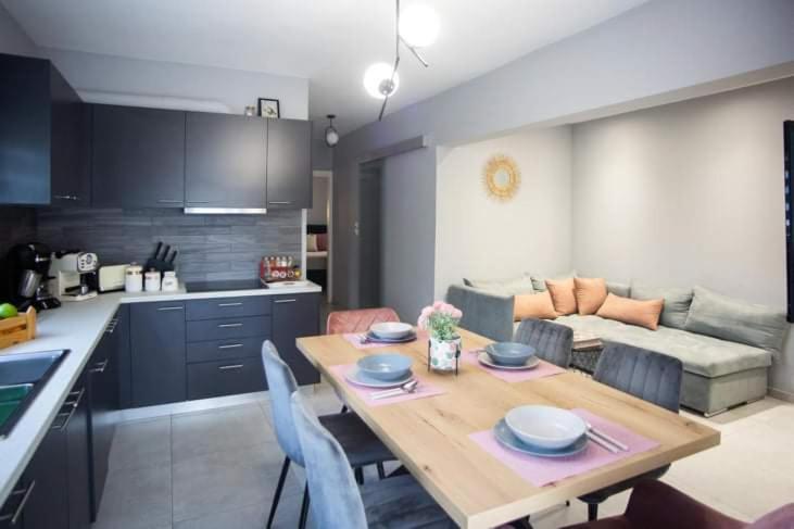 cocina y comedor con mesa, cocina y sala de estar en RENT A HOME DANA, en Porto Rafti
