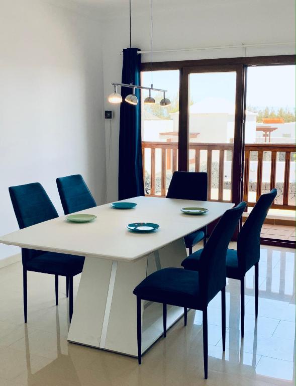 Posezení v ubytování Villa 64, Vista Lobos, private heated pool x jacuzzi, Playa Blanca