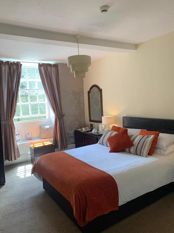 Crown Hotel - Deluxe Double Room