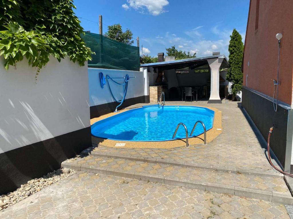 Bazén v ubytování Vila dům Emma nebo v jeho okolí