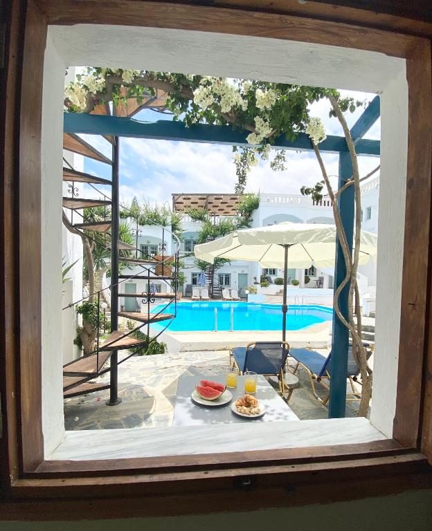 Blick auf einen Pool aus einem Fenster in der Unterkunft Egli in Stalós