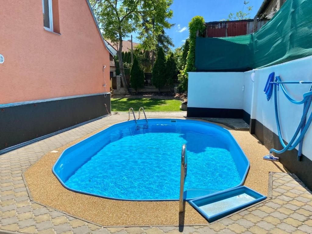 Bazén v ubytování Vila dům Emma nebo v jeho okolí