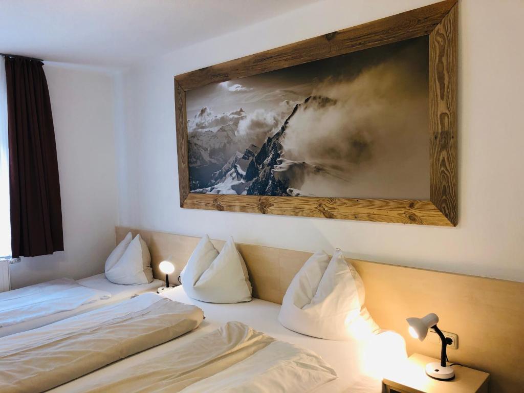 um quarto com duas camas e um quadro na parede em Familienappartements Eder em Kaprun