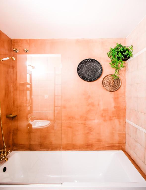 A bathroom at 1840 Apartments Sitges by Suma Hotels