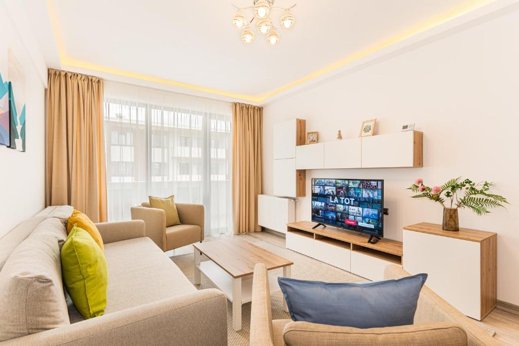 un soggiorno con divano e TV di Isaran 2D4E Apartment Brașov a Braşov