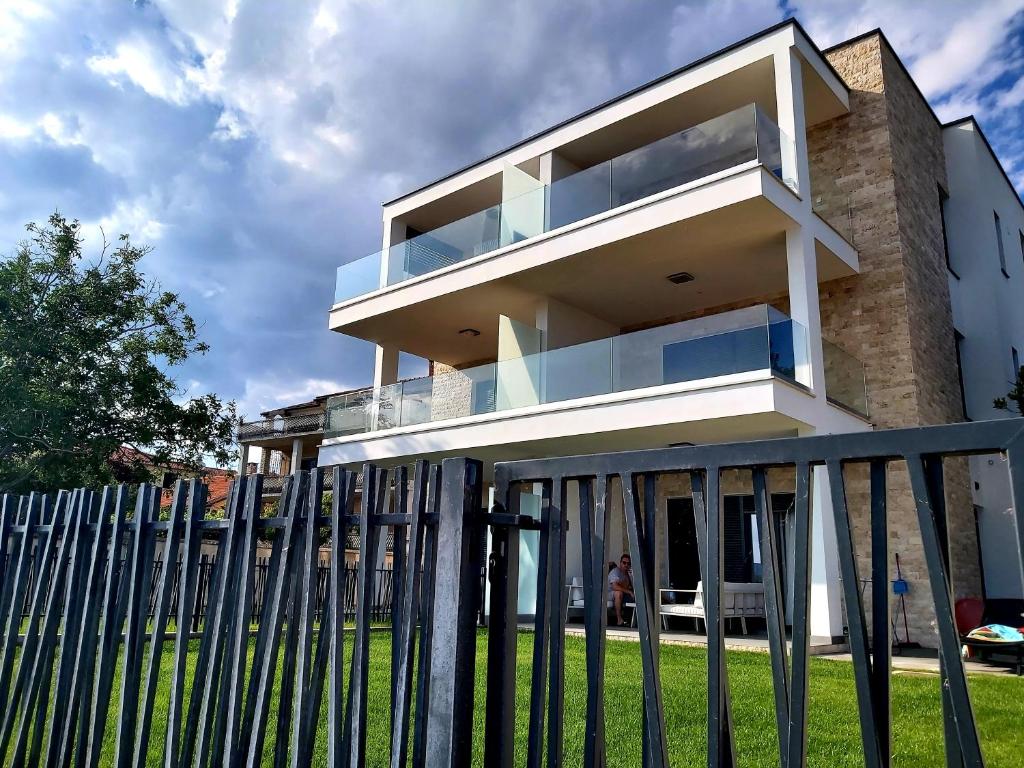 Budova, v ktorej sa apartmán nachádza