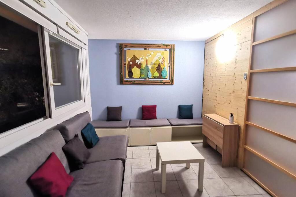 un salon avec un canapé et une table dans l'établissement RDP triangle d'or - free Parking, à Nice
