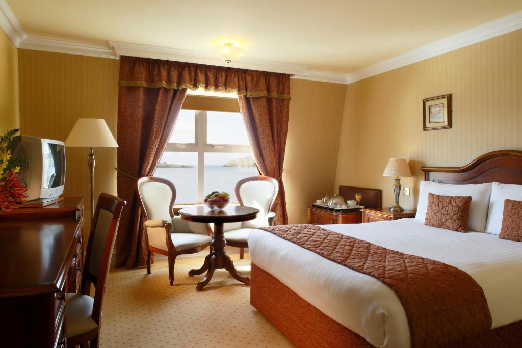 Postel nebo postele na pokoji v ubytování Dingle Skellig Hotel