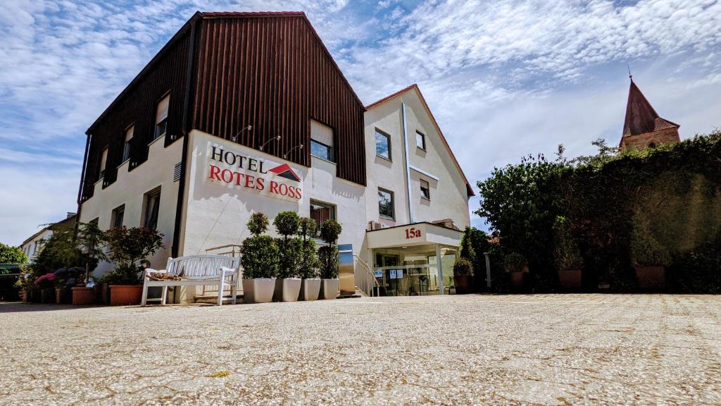 un edificio con un cartello dell'hotel Rokuskas di Hotel Rotes Ross a Erlangen