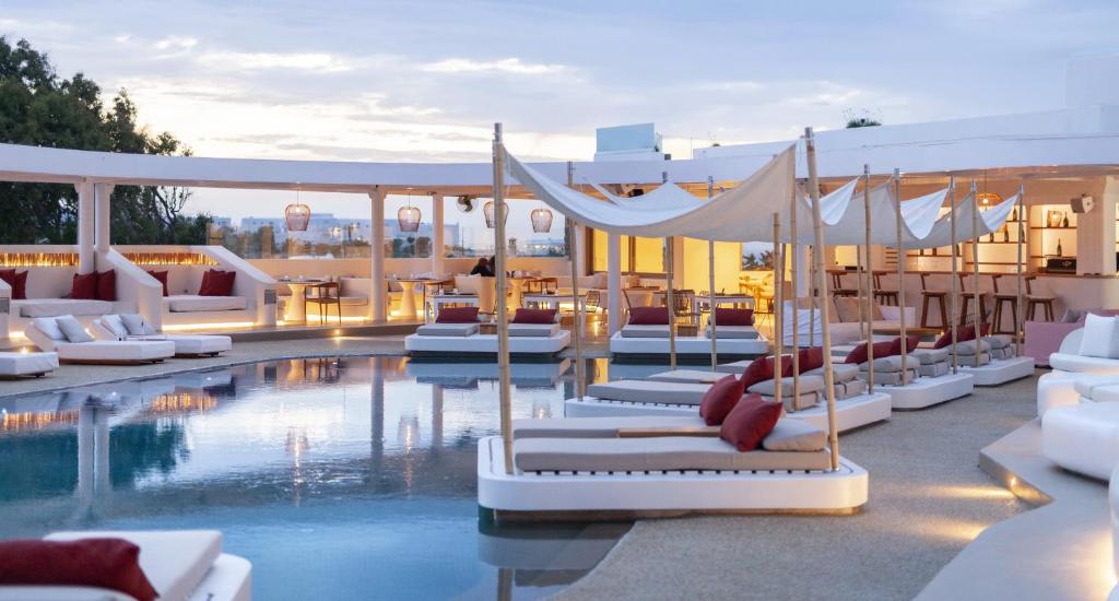 Bazén v ubytování Andronikos Hotel nebo v jeho okolí