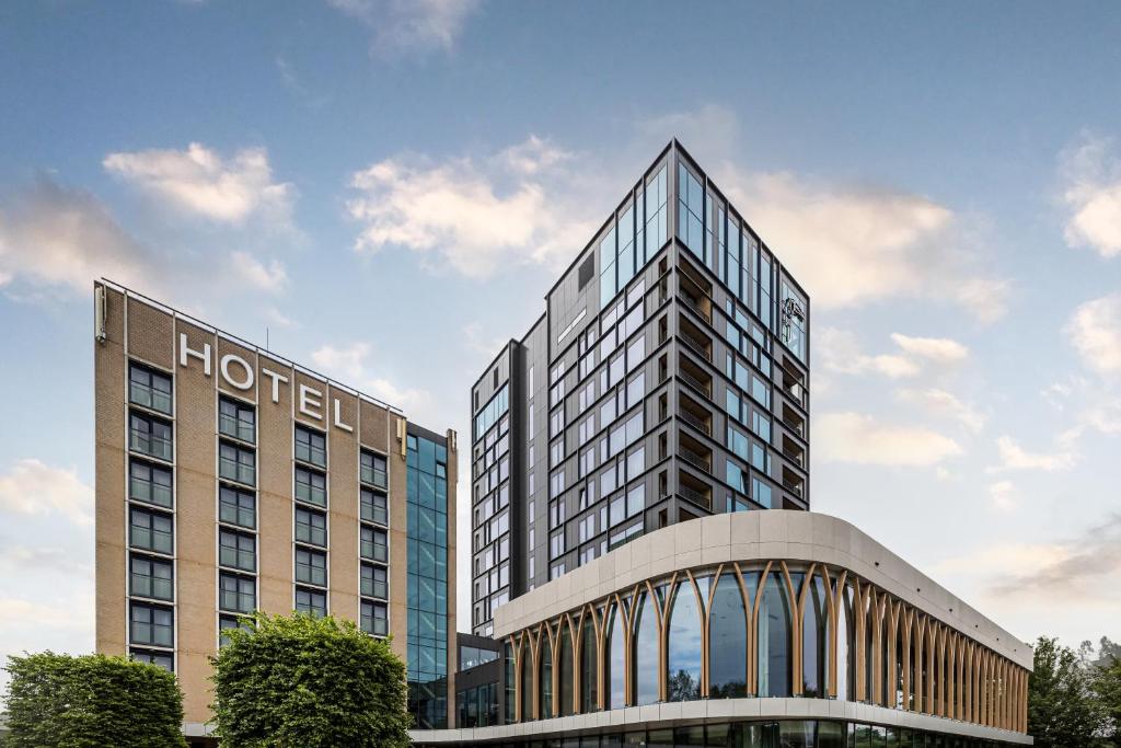 een hoog hotelgebouw met een gebouw bij Van der Valk Hotel Venlo in Venlo