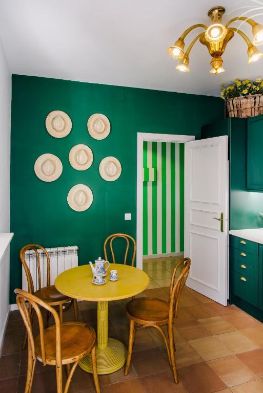 A kitchen or kitchenette at 1840 Apartments Sitges by Suma Hotels