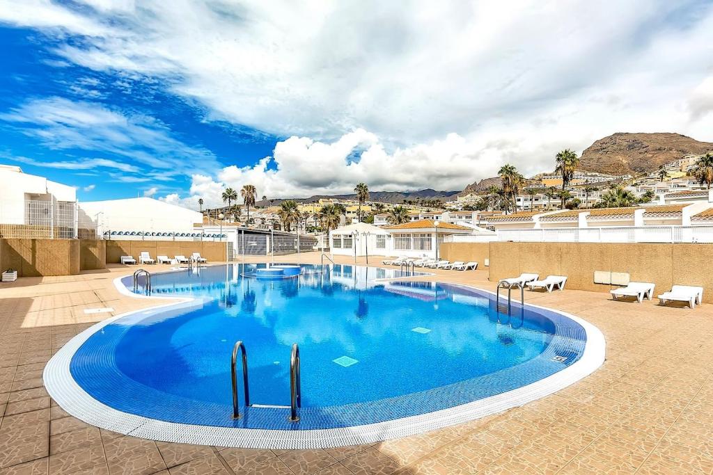 - une grande piscine d'eau bleue dans un complexe dans l'établissement Luxury Bungalow Island Village, à Adeje