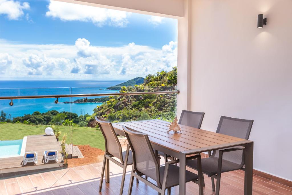 a dining room with a view of the ocean at Terrasse Sur Lazio in Anse Lazio