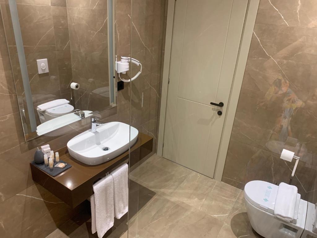 Iliad Hotel - Image 12