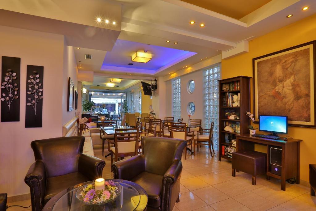 Televízia a/alebo spoločenská miestnosť v ubytovaní Hotel Ilion