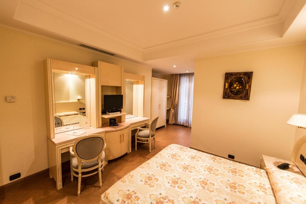 Kuchyň nebo kuchyňský kout v ubytování LH Hotel Domus Caesari