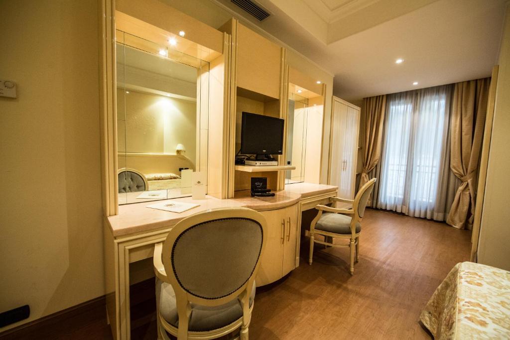TV a/nebo společenská místnost v ubytování LH Hotel Domus Caesari
