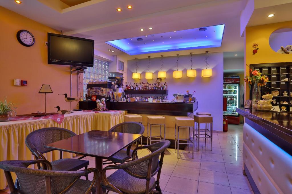 Reštaurácia alebo iné gastronomické zariadenie v ubytovaní Hotel Ilion