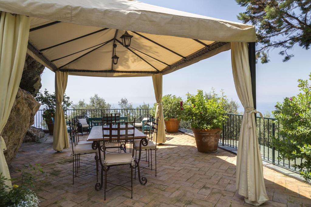A balcony or terrace at Amore Rentals - Villa Era