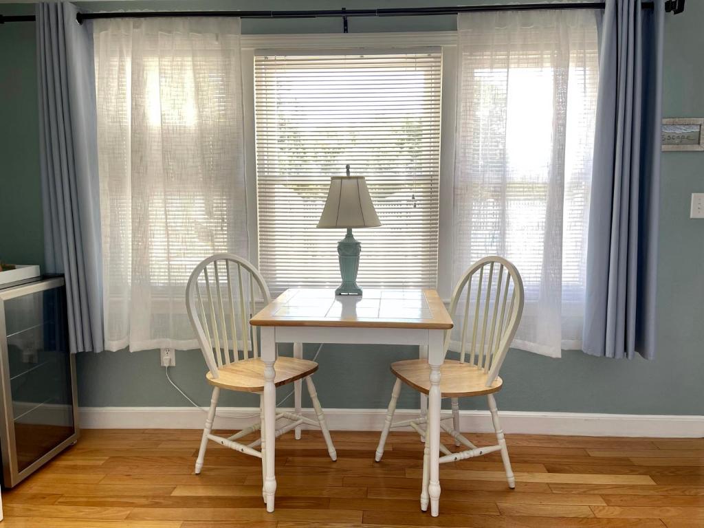 The Escape Inn - Standard Queen Room