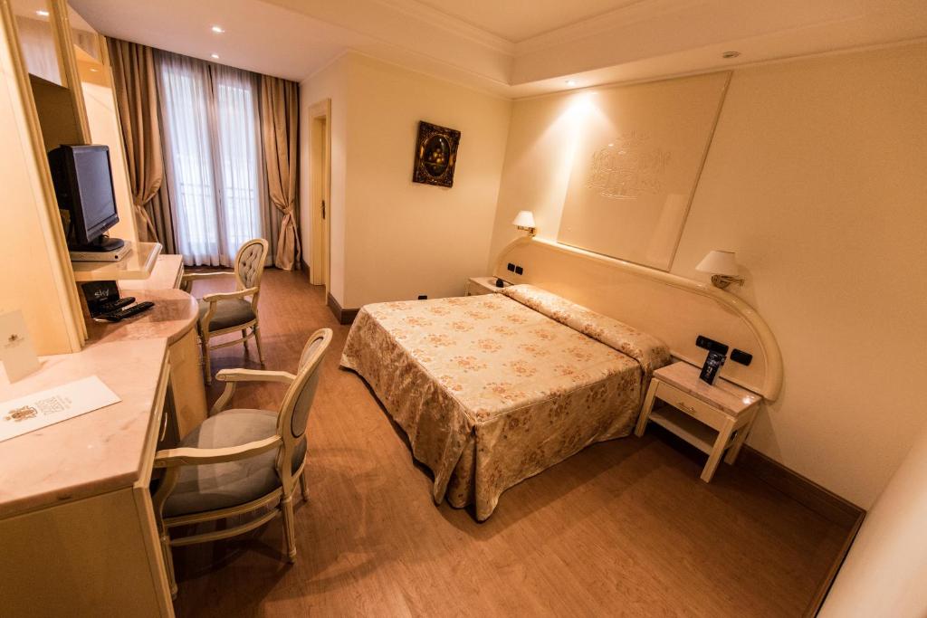 Postel nebo postele na pokoji v ubytování LH Hotel Domus Caesari