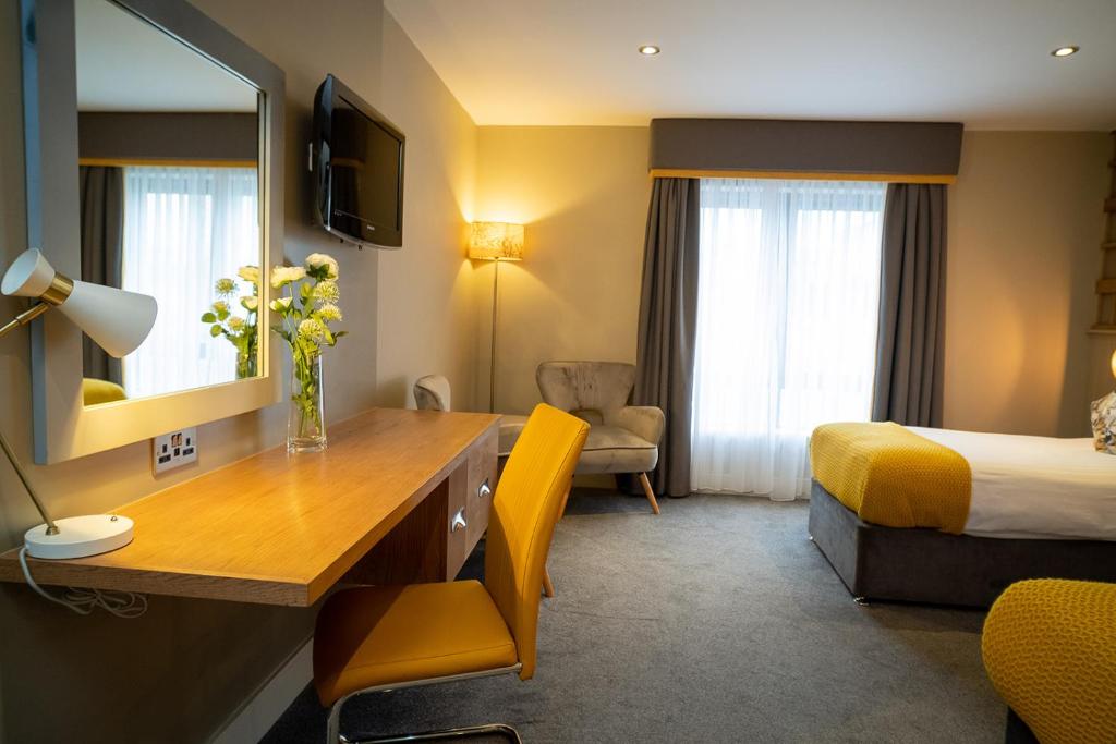 Postel nebo postele na pokoji v ubytování Hotel Doolin